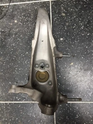 BMW M5 2012 buje de rueda delantera derecha nudillo 2284054 gasolina 412 kW ARA2287 Foto 1 de 4