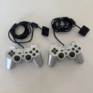 2 mandos Sony Playstation 2 PS2 plateados genuinos, para piezas o reparación - Imagen 1 de 7