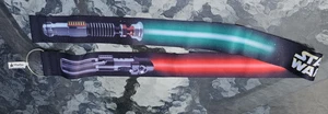 Disney Parks Star Wars Lichtschwert Pin Schlüsselband 2" doppelseitig wendbar Neu - Bild 1 von 2