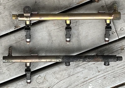 05-08 Porsche 911 incomplete fuel rails and 4 M97 fuel injectors 997.605.123.00 - Image 1 of 3