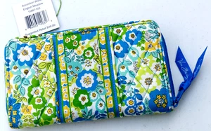 Vera Bradley Accordion Wallet in English Meadow - NWT - Picture 1 of 3