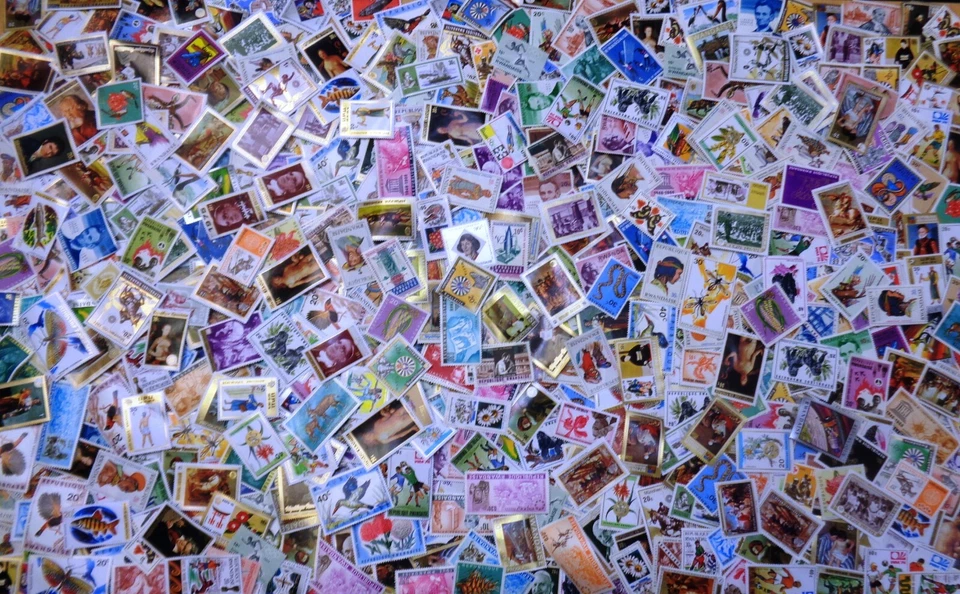 RWANDA PICTORIAL STAMPS paperfree mixture/kiloware 1 oz. (28 grams) D - image 1 of 1