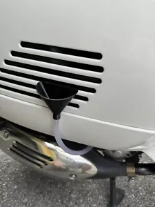 Vespa 300/250GTS Kit Rabbocco Olio Motore VESPA GTS topping Up Engine Oil - Picture 1 of 5