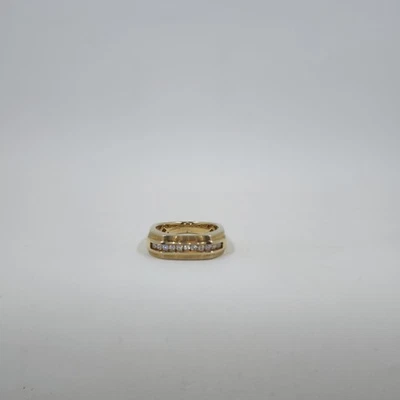 Anillo cuadrado para hombre enchapado en oro amarillo de circonitas cúbicas de 5 piedras Foto 1 de 4