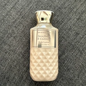 Loción corporal Bath & and Body Works copos de nieve y cachemira 8 fl oz nueva sellada - Imagen 1 de 2