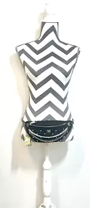 BADGLEY MISCHKA Riñonera/Cartera Bandolera Negra Acolchada Denim Perlas Cadenas Nuevo con Etiquetas - Imagen 1 de 5