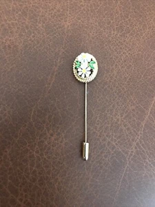 GOLD PLATED WHITE & YELLOW ENAMEL FLOWER W/ GREEN LEAVES STICK LAPEL HAT PIN - Imagen 1 de 5