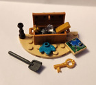 Skrzynia skarbów LEGO ze srebrnymi monetami, klejnot, sztabka złota, łopata, mapa i klucz Ref B