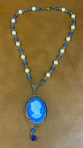 Vintage blau weiß Perlen 9" Halskette Kamee Porträt Anhänger Bronzefassung - Bild 1 von 5