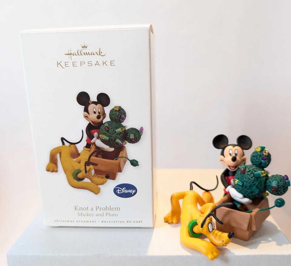 Ornamento Hallmark lembrança nó um problema Mickey e Pluto 2010 Disney - Imagem 1 de 4