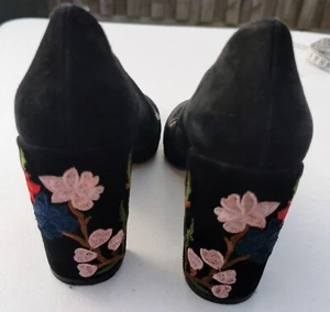 JO MERCER Sz 36 Or 7 Queen Black Suede Leather Embroidered Heels Pumps Shoes - Picture 1 of 7