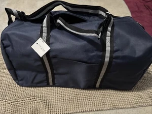 Neu mit Etikett Macys Weekender Seesack Gepäck Fitnessstudio Sport Reisen blau marineblau 20 x 12 x 9,5 - Bild 1 von 12