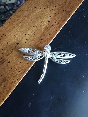Broche prendedor libélula tono plata Premier Designs con una circonita cúbica transparente para la cabeza Foto 1 de 4