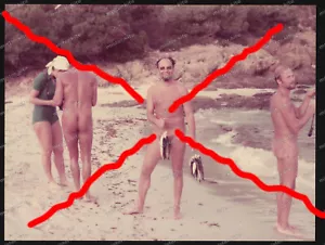 Farb-Foto-Nackter-Mann-Strand-Fische-Angler-Nude-Man-Beach-Vintage- - Bild 1 von 2