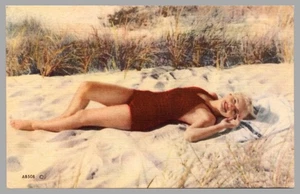 Mujer rubia en traje de baño en la playa estilo pin-up c1950 lino postal - Imagen 1 de 2