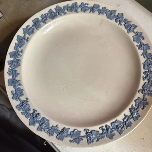 Wedgwood geprägt Queensware Lavendel (blau) auf Creme, Speiseteller 10" abgeplatzt - Bild 1 von 3