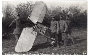 AK Abgeschossenes Flugzeug WK 1 s/w Echtfotokarte mit Soldaten 1910er Jahre - Picture 1 of 2