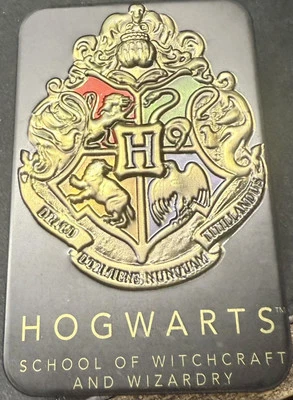 Harry Potter jugando a las cartas en lata de metal Foto 1 de 3