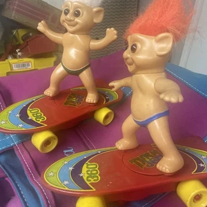 Vintage 80er seltene Russ Troll Puppen auf Skateboards Rückziehspielzeug (2 Trolle im Set) - Bild 1 von 19