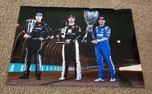 PÓSTER BRILLANTE KYLE LARSON, DANIEL HEMRIC & BEN RHODES NASCAR CHAMPIONS 13X19 - Imagen 1 de 1