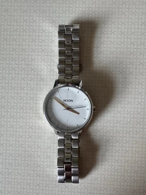Женские наручные часы Nixon «Movin Out The Kensington» серебристые нержавеющая сталь - Изображение 1 из 2