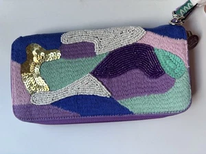 Cartera Muñequera America & Beyond Embellecida con Cremallera - Camuflaje Lila - Nueva con Etiquetas - Imagen 1 de 9