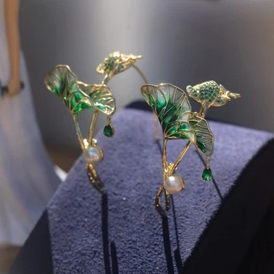 Orecchini Serti CZ Fiore Di Loto Foglia Verde Vera Perla Art Nouveau XZ19 - Immagine 1 di 4