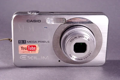 Casio Exilim EX-Z85 Silver 9.1MP 3x Optical Zoom Digital Camera with Accessories - Image 1 of 4