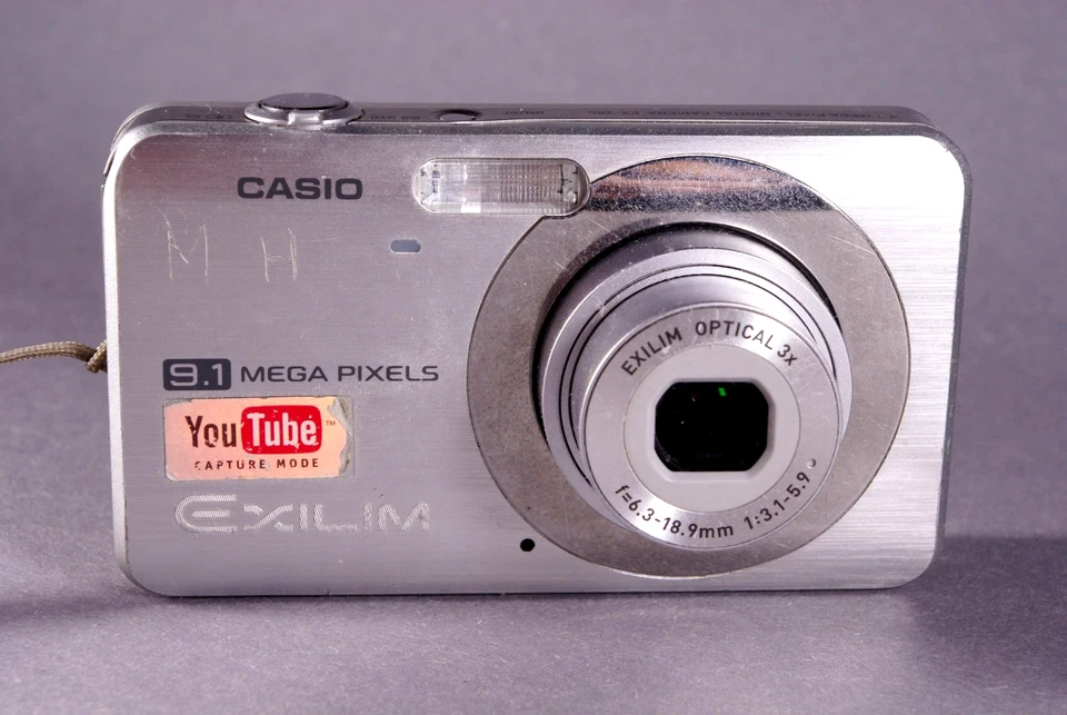 Casio Exilim EX-Z85 Silver 9.1MP 3x Optical Zoom Digital Camera with Accessories - Image 1 of 4