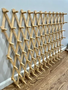 Large Vintage Wooden Hat Coat Rack Expandable Accordian 87 Peg Wall Mount - Imagen 1 de 6