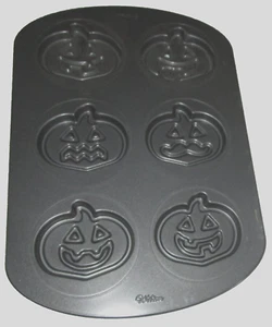 Wilton ~ Sartén para galletas de Halloween ~ 6 cavidades ~ Antiadherente ~ 6 diseños diferentes de calabaza - Imagen 1 de 2