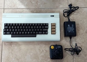 Vintage Commodore VIC 20 Personal Computer w/Power Supply & Joystick Powers On - Zdjęcie 1 z 10