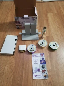 NEW OPEN BOX Bowdabra Bow Maker and Craft Tool W/ VHS Tape Instruction Book  - Bild 1 von 7