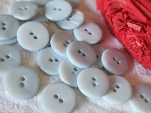 Lot 12 boutons vintage en nacre bleu ciel à trous 1,8 cm ref 6000 - Foto 1 di 3