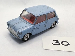VINTAGE CORGI TOYS 226 MORRIS MINI MINOR RED INTERIOR CONCAVE HUBS DIECAST 1960 - Picture 1 of 5