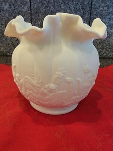 De colección Fenton Antiguo Virginia Leche Vidrio Acabado Satinado Borde Volantes Cuenco/Florero - Imagen 1 de 8