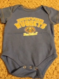 Denver Nuggets Baloncesto Niños Manga Corta Una Pieza Azul Amarillo 6-9 Meses - Imagen 1 de 7