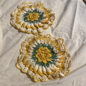 Set Of 2 Vintage Crocheted Hot pad No Insert Yellow, Beige, Green Floral - Picture 1 of 4