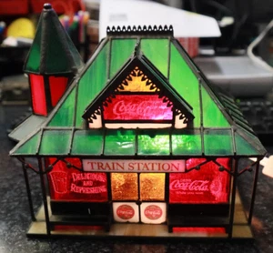 Station-service vitrail Coca-Cola, gare, magasin d'angle - pour collection - Photo 1/3