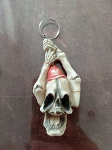 Schlüsselanhänger Totenkopf mit Auslass - Bild 1 von 3