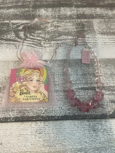 Collar Barbie Tarina Tarantino Nuevo Con Etiquetas. Bolsa en buen estado. Rosas - Imagen 1 de 4