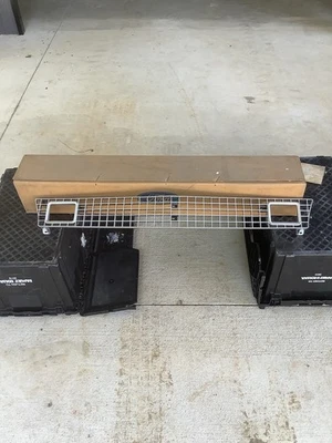 Ford Pinto 1976 parrilla D6FZ-8200-A nuevo de lote Foto 1 de 4