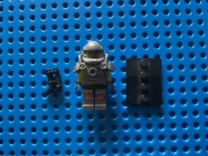 LEGO ALIEN AVENGER Collectible Minifigure Series 9 71000 col139 col09-11 CMF - Picture 1 of 1
