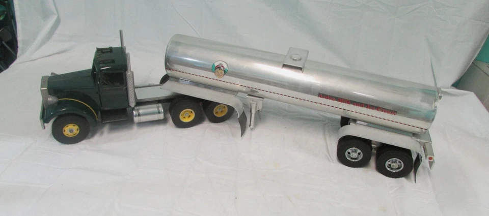 Caminhão-tanque vintage Smith-Miller Arden leite e sorvete, década de 1950 - Imagem 1 de 4
