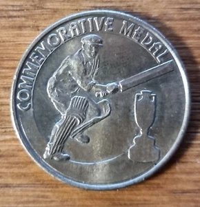 SIR Donald Bradman - OUR GREATEST ASHES HERO- COMMEMORATIVE MEDAL VFC - Foto 1 di 2