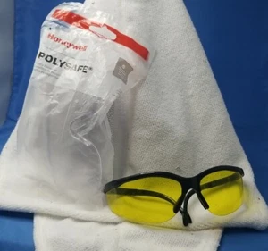 Dos pares de gafas de seguridad, una lente amarilla, una lente transparente Honeywell polisafe - Imagen 1 de 7
