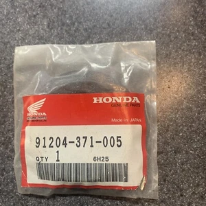NOS Honda GL1000 GL1100 GL1200 Gold Wing Rear Case Cover Oil Seal 91204-371-005 - Picture 1 of 2