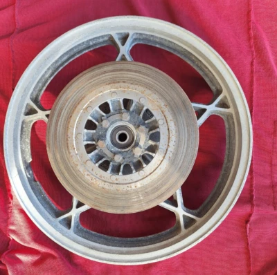 Cerchio posteriore in lega suzuki 18" con disco freno e parastrappi gs 550 1979 - Immagine 1 di 4