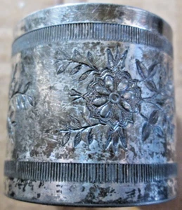 ANTIGUO ANILLO SERVILLETERO PLATEADO GRABADO FLORAL, 36,1 GRAMOS, SIN MARCA, USADO - Imagen 1 de 3