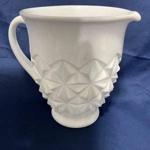 Brocca vintage in vetro bianco latte modello geometrico diamantato 6" - Foto 1 di 9